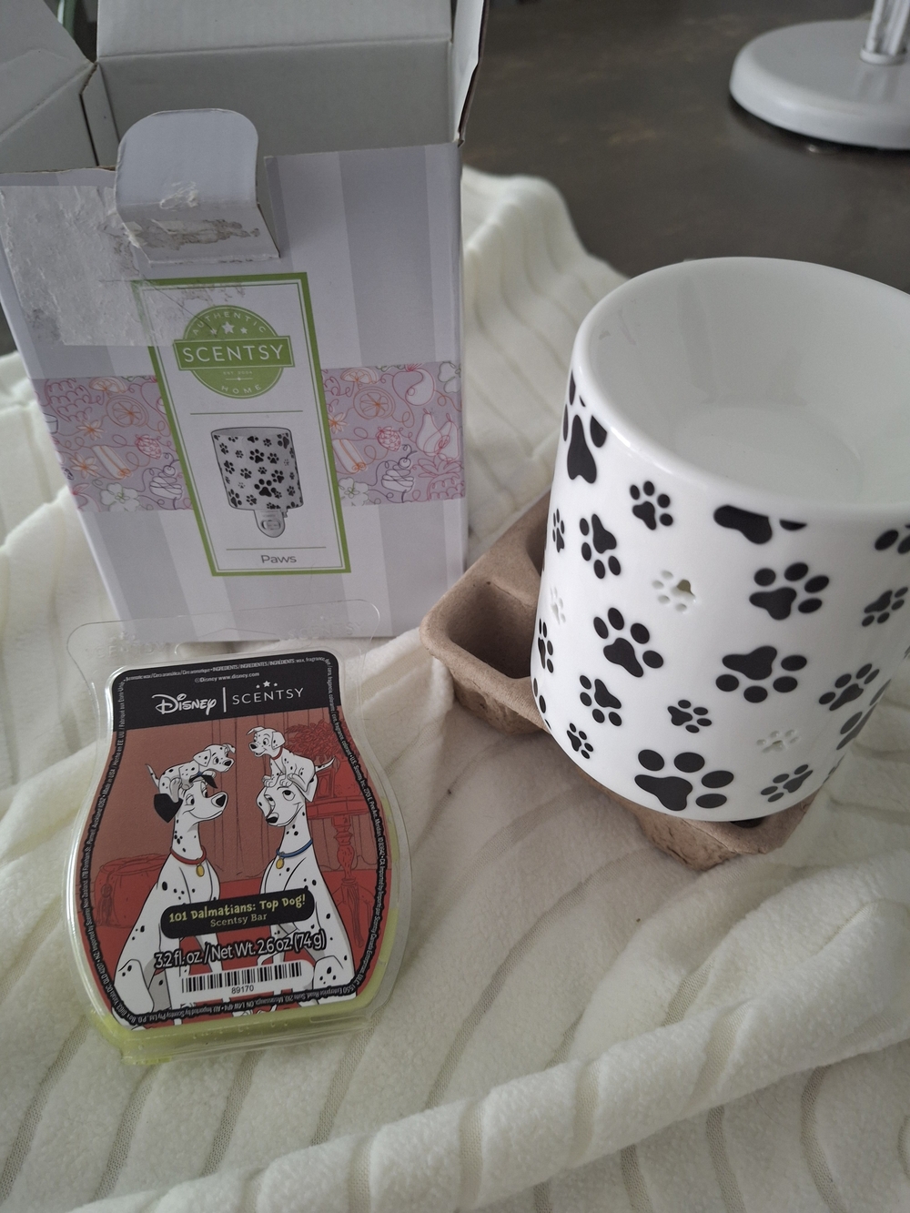 Scentsy White Ceramic Wax Mini Paw Warmer. New. Bonus Top Dog Wax Bar